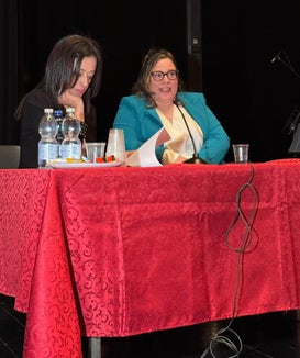 Mattinata di confronto e riflessione per le ragazze e i ragazzi dell'IC Laives assieme all’influencer per l’accessibilità e Cavaliere della Repubblica Marta Russo (nella foto a destra, al fianco della dirigente Emanuela Scicchitano), che ha presentato il proprio progetto “I pensieri di Marta”, condividendo con i ragazzi il valore della comunicazione inclusiva e dell’impegno sociale. (Foto: IC Laives)