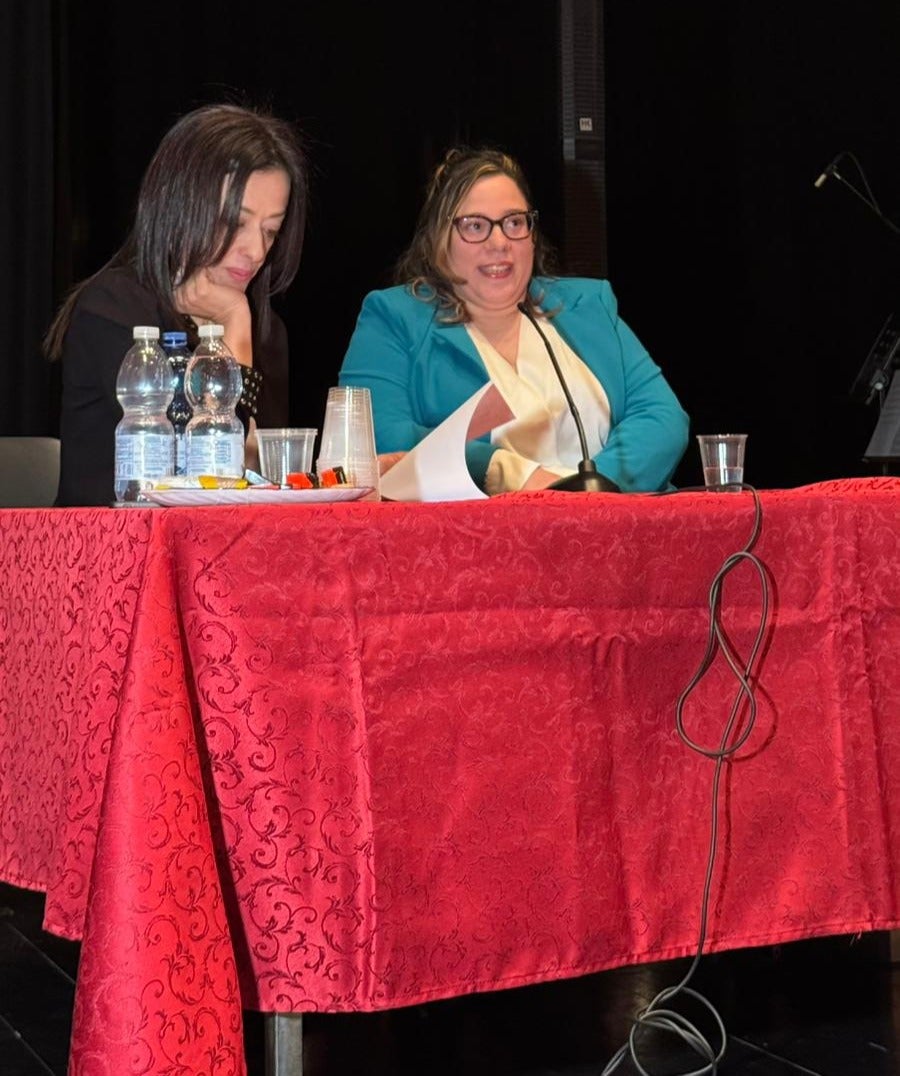 Marta Russo (im Bild rechts), die bekannte italienische Influencerin, die sich für Integration und die Rechte von Menschen mit Behinderung einsetzt, besuchte den Schulsprengel Leifers. (Foto: LPA/Schulsprengel Leifers)