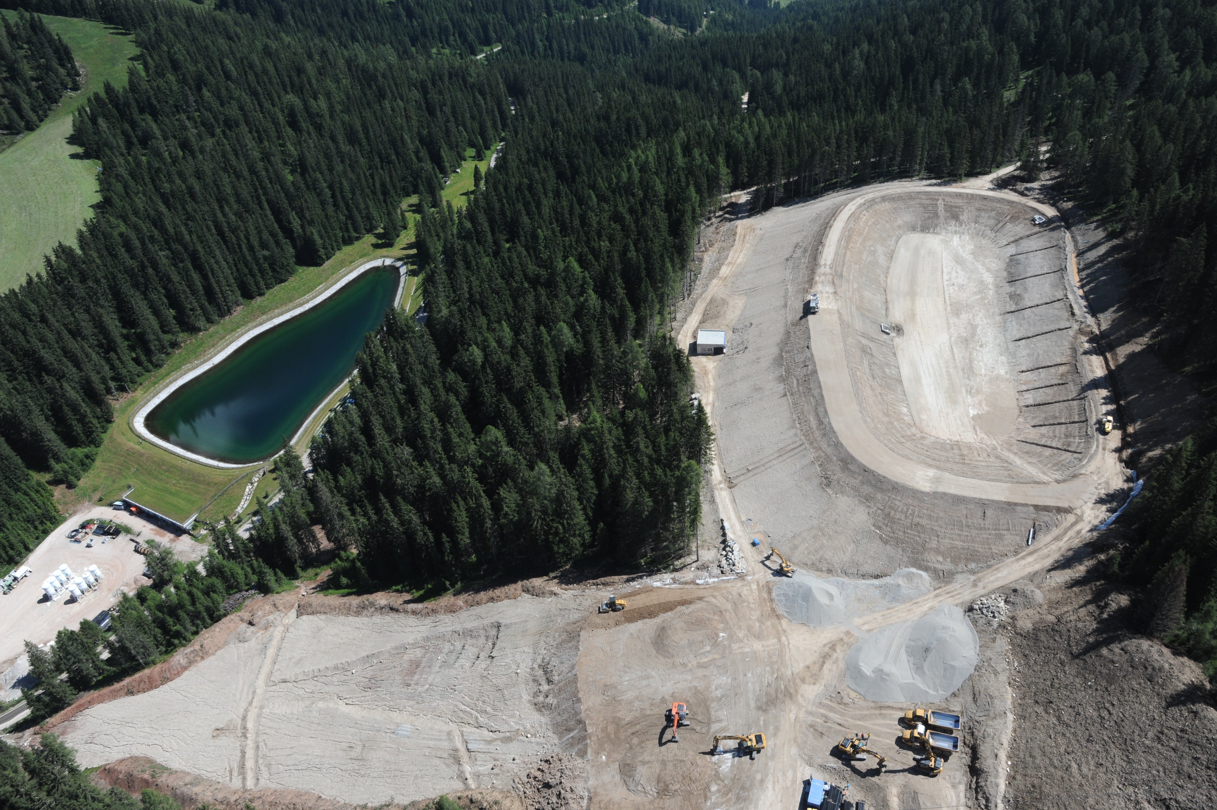 Le dighe hanno il compito, tra l'altro, di garantire le riserve idriche per vari utilizzi (nell'immagine le dighe di Forcola e Plan). (Foto: ASP/Ufficio idrologia e dighe) 