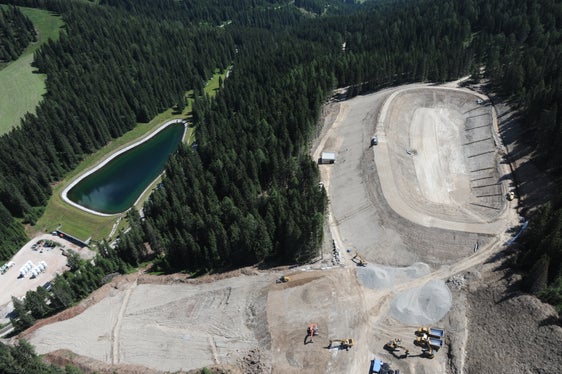 Aufgabe der Stauanlagen ist eine Sicherstellung der Wasserreserven für verschiedene Nutzungen (im Bild v.l.: Staubecken Furkel und Plans). (Foto: LPA/Landesamt für Hydrologie und Stauanlagen)