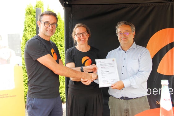 Reinhold Sieder e Ulrike Bachmann (entrambi di SiMedia) hanno ricevuto oggi dal presidente dell'audit Luca Critelli il certificato dialogo dell'audit "famigliaelavoro" (Foto: ASP/Greta Stuefer)