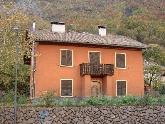 Das Land nimmt das ehemalige Straßenwärterhaus in Burgstall wieder in sein Vermögen auf und plant, dort einen&nbsp;neuen Sitz des Italienischen Roten Kreuzes&nbsp;einzurichten. (Foto: LPA/Amt für Vermögensgüter)