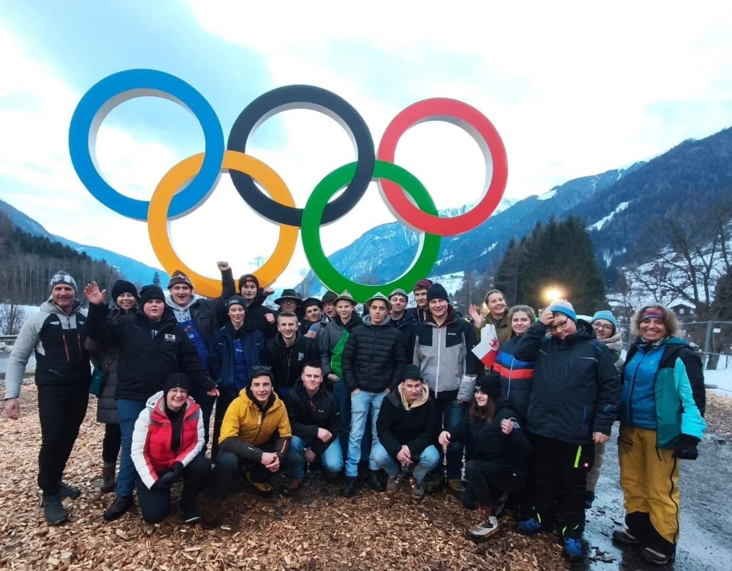 Dai banchi di scuola alle tribune della Südtirol Arena Alto Adige di Anterselva: grazie ad un’iniziativa del Ministero dell’Istruzione che ha coinvolto la Provincia di Bolzano, 1400 studenti di 56 scuole dell’Alto Adige hanno vinto un biglietto gratuito per le gare di biathlon durante i Giochi olimpici invernali di Milano Cortina 2026. (Foto: Scuola professionale per l'agricoltura e l'economia domestica Salern)