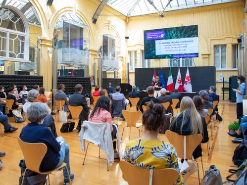 Bei der heutigen Verleihungsfeier waren auch Mitglieder der Aktionsgruppe 7 und des Eusalp-Jugendrates anwesend, der sich in diesen Tagen in Bozen. (Foto: LPA/Brucculeri)