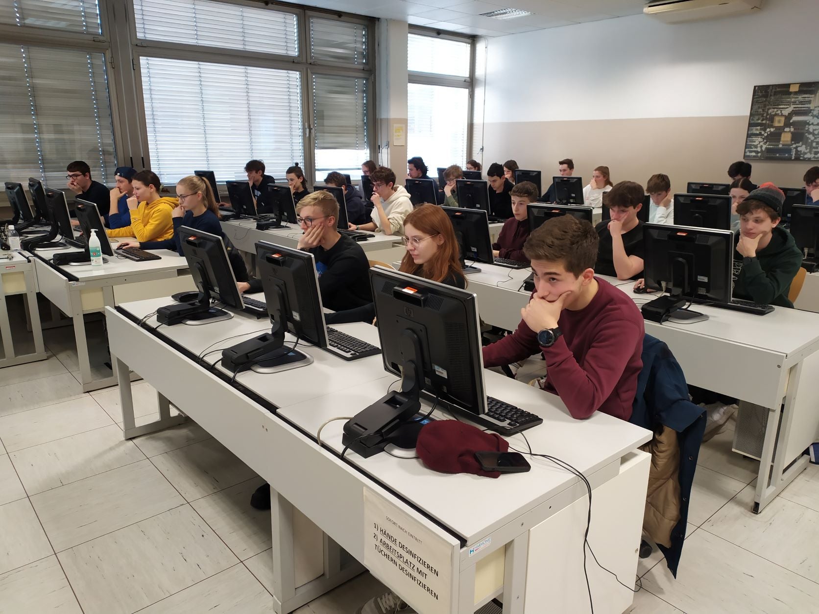 Konzentration gefragt: das landesweite Quiz zur Politischen Bildung, an dem sich in diesem Jahr 26 Schulen und 120 Schülerinnen und Schüler beteiligt haben. (Foto: LPA/Bildungsdirektion)