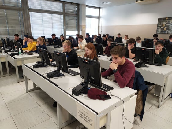 Konzentration gefragt: das landesweite Quiz zur Politischen Bildung, an dem sich in diesem Jahr 26 Schulen und 120 Schülerinnen und Schüler beteiligt haben. (Foto: LPA/Bildungsdirektion)