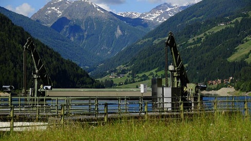 Il gestore della centrale idroelettrica di Santa Valburga-Pracomune dovrà investire un totale di 19 milioni di euro in misure ambientali per la durata della concessione. (Foto: ASP/Alperia)