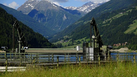 Il gestore della centrale idroelettrica di Santa Valburga-Pracomune dovrà investire un totale di 19 milioni di euro in misure ambientali per la durata della concessione. (Foto: ASP/Alperia)