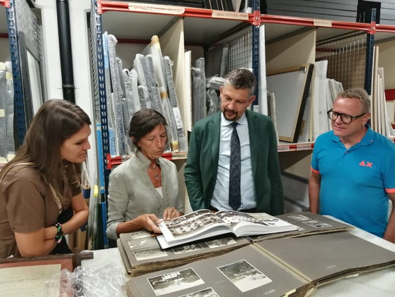 Stories scialdi nteressantes di 120 ani passei, fermedes te pultrec: Katharina Moling, diretëura dl Museum Ladin, Valentina Zardini, l assësseur provinziel ladin Daniel Alfreider y Werner Pescosta dl Istitut Culturel Ladin ti à n lunesc ai 16 de lugio cialà a na pert dl material fotografich, lascià da Stefano Zardini coche arpejon. (Foto: LPA/Carlo Suani)