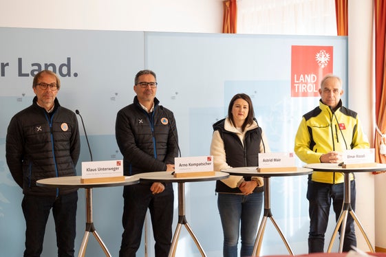 Grenzüberschreitende Katastrophenschutzübung (von links): Der Direktor der Agentur für Bevölkerungsschutz Klaus Unterweger, Landeshauptmann und Bevölkerungsschutzlandesrat Arno Kompatscher, Tirols Sicherheitslandesrätin Astrid Mair und der Leiter des Tiroler Zentrums für Krisen- und Katastrophenmanagement Elmar Rizzoli informierten im Rahmen der Pressekonferenz über die Eurex.24 und die grenzüberschreitende Zusammenarbeit Tirol-Südtirol. (Foto: Land Tirol/Die Fotografen)