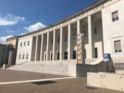 Das Land Südtirol übernimmt die ordentlichen und außerordentlichen Instandhaltungsarbeiten am Gerichtsgebäude in Bozen: Der entsprechenden Vereinbarung zwischen Region und Land hat die Landesregierung nun zugestimmt. (Foto: LPA)