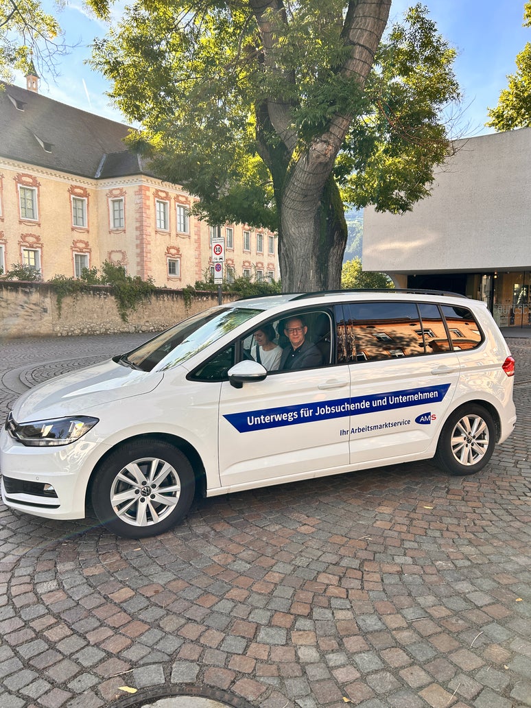 I rappresentanti del Servizio Mercato del lavoro del Land Tirolo sono arrivati a Bressanone con un mezzo di trasporto adeguato per riferire sulle politiche del mercato del lavoro. (Foto: USP/Servizio Mercato del lavoro)