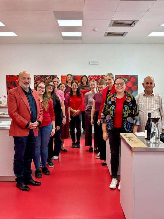 La nuova cucina didattica arricchisce la scuola professionale di Aslago con un moderno spazio didattico e operativo: nella foto, il team della scuola durante l’inaugurazione. (Foto: USP/Scuola professionale per l'economia domestica e agroalimentare Aslago)