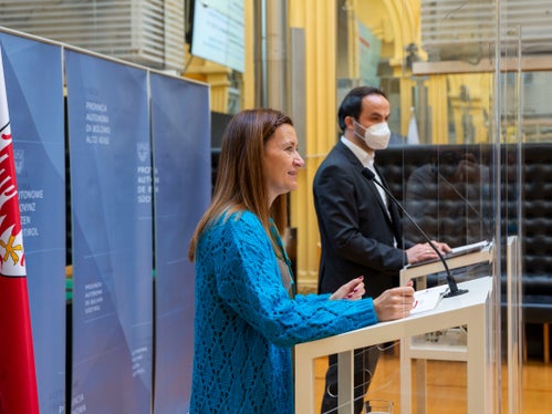 Landesschuldirektorin Sigrun Falkensteiner und Landesrat Philipp Achammer bei der heutigen Vorstellung des Projekts Ethikunterricht (Foto: LPA/Fabio Brucculeri)