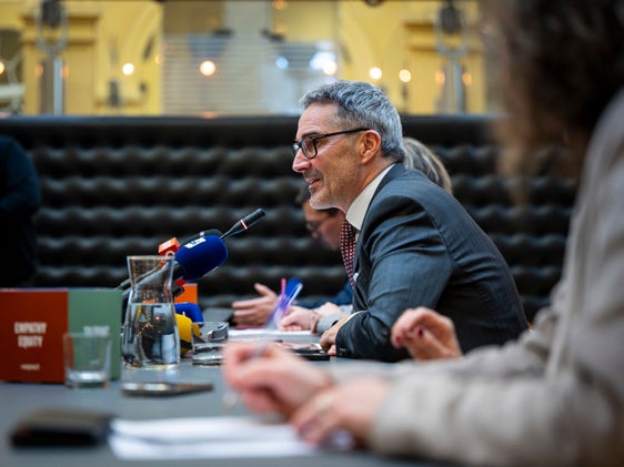 „Junge Menschen bleiben dort, wo sie Arbeit, Wohnraum und Lebensqualität finden“, betonte Landeshauptmann Arno Kompatscher. „Mit gezielten Investitionen, moderner Arbeitsmarktpolitik und leistbarem Wohnen schaffen wir die Voraussetzungen dafür, dass junge Südtirolerinnen und Südtiroler ihre Zukunft hier aufbauen können.“ (Foto: LPA/Fabio Brucculeri)