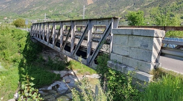 Die im Jahr 1906 errichtete Brücke über die Plima in Latsch wird neu gebaut und mit einem Fußgänger- und Radweg ausgestattet. Die Bauarbeiten beginnen am 19. Jänner. (Foto: LPA/Ressort für Infrastrukturen und Mobilität)