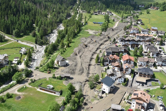 Die Schlammlawine hat gestern Campill erreicht; bei einem Erkundungsflug konnten heute die Auswirkungen beobachtet werden. (Foto: LPA/Landeswarnzentrum in der Agentur für Bevölkerungsschutz/Omar Formaggioni)