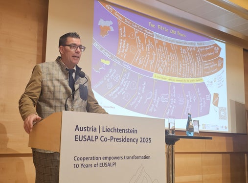 Matthias Fink (segretario generale dell'Euregio Tirolo-Alto Adige-Trentino e responsabile del progetto Fit4Co CBO) ha presentato il processo Fit4Co. (Foto: Euregio)