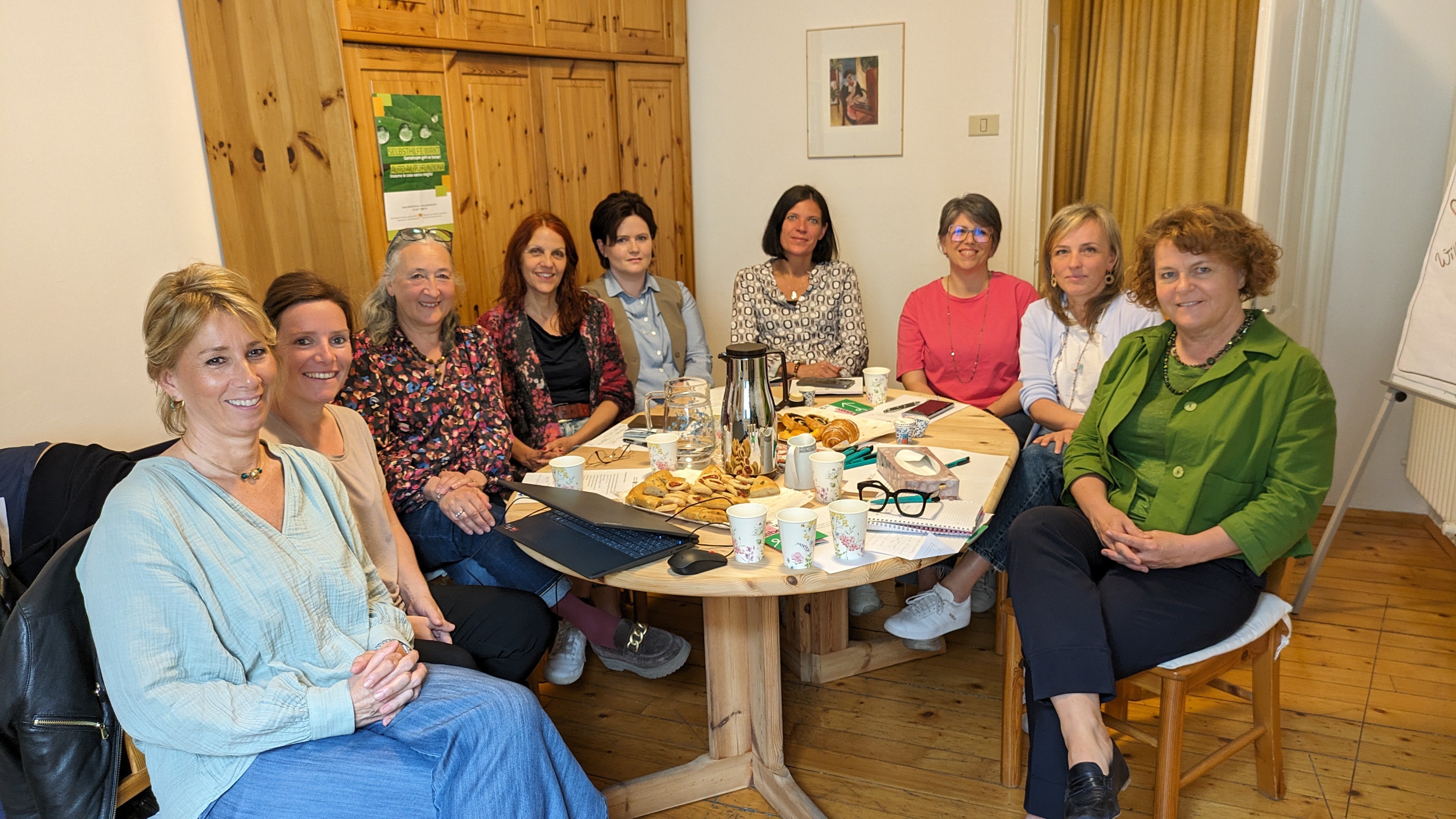 Primo costruttivo incontro con la rete servizi Casa delle donne: da sinistra Federica Criscenti, Stephanie Benin,  Barbara Wielander, Renate Seeber, Ingrid Palfrader, Helga Seebacher, Sigrid Pisanu, Cornelia Mayrl e l'assessora Rosmarie Pamer (Foto: ASP/Hannes Wisthaler)