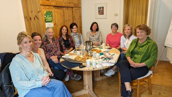 Primo costruttivo incontro con la rete servizi Casa delle donne: da sinistra Federica Criscenti, Stephanie Benin,  Barbara Wielander, Renate Seeber, Ingrid Palfrader, Helga Seebacher, Sigrid Pisanu, Cornelia Mayrl e l'assessora Rosmarie Pamer (Foto: ASP/Hannes Wisthaler)