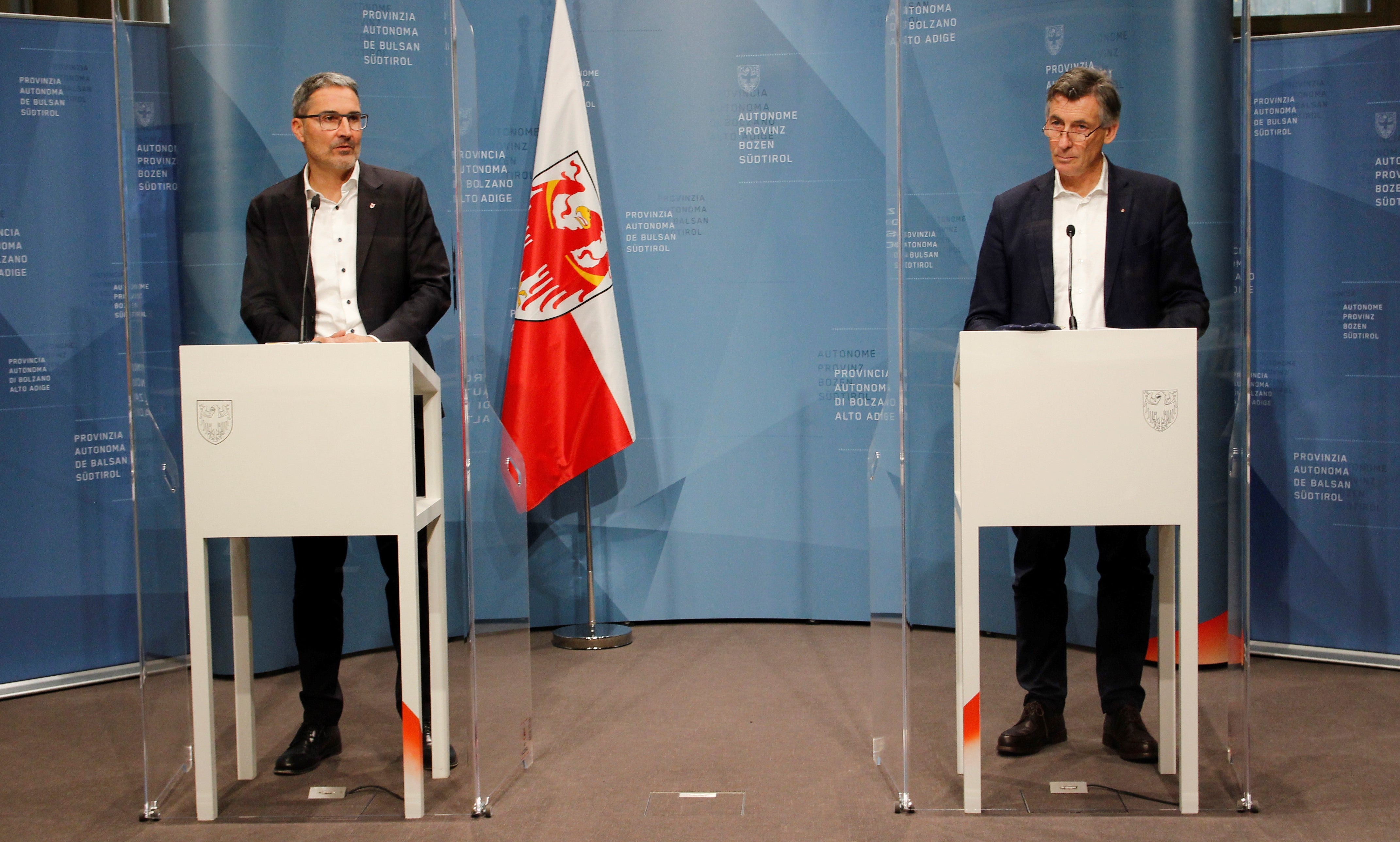 Nella conferenza stampa odierna il presidente Kompatscher e l’assessore Widmann hanno fatto un quadro della situazione epidemiologica e motivato le misure restrittive adottate ieri per 20 Comuni (Foto: ASP)