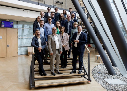 Von 35 Einreichungen haben es neun ins Finale des Euregio-Innovationspreises 2022 geschafft: Im Bild die Einreichenden mit der Jury. (Foto: EFA/Philipp Huber)