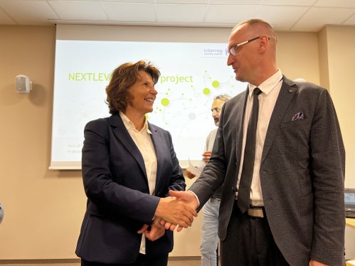 Landesrätin Maria Hochgruber Kuenzer mit Maciej Michnej von der Technischen Universität Krakau, dem Lead-Partner des Interreg-Projekts Next Level Parking. (Foto: LPA/Marcella Morandini)