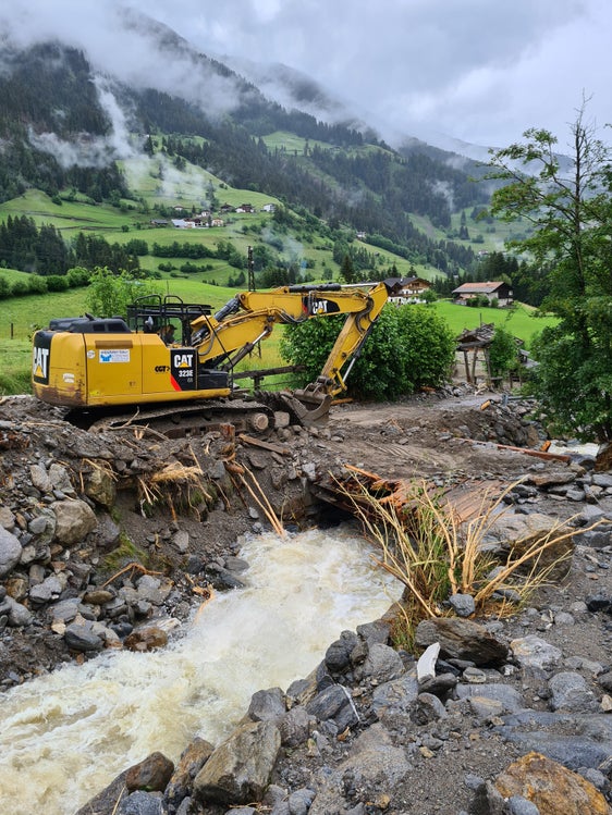 Die Wildbachverbauung führt am Kerschbaumerbach in der Gemeinde Ratschings (im Bild) derzeit vor allem die Bachbetträumung und Wiederherstellung der Hofzufahrten durch. In Folge können die weiteren Schäden besser bewertet werden. (Foto: LPA/Landesamt für WIldbach- und Lawinenverbauung Nord/Philipp Walder)