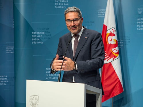 Il presidente della Provincia Arno Kompatscher presenta le delibere approvate nella seduta della Giunta provinciale del 15 novembre (Foto: ASP/Fabio Brucculeri)