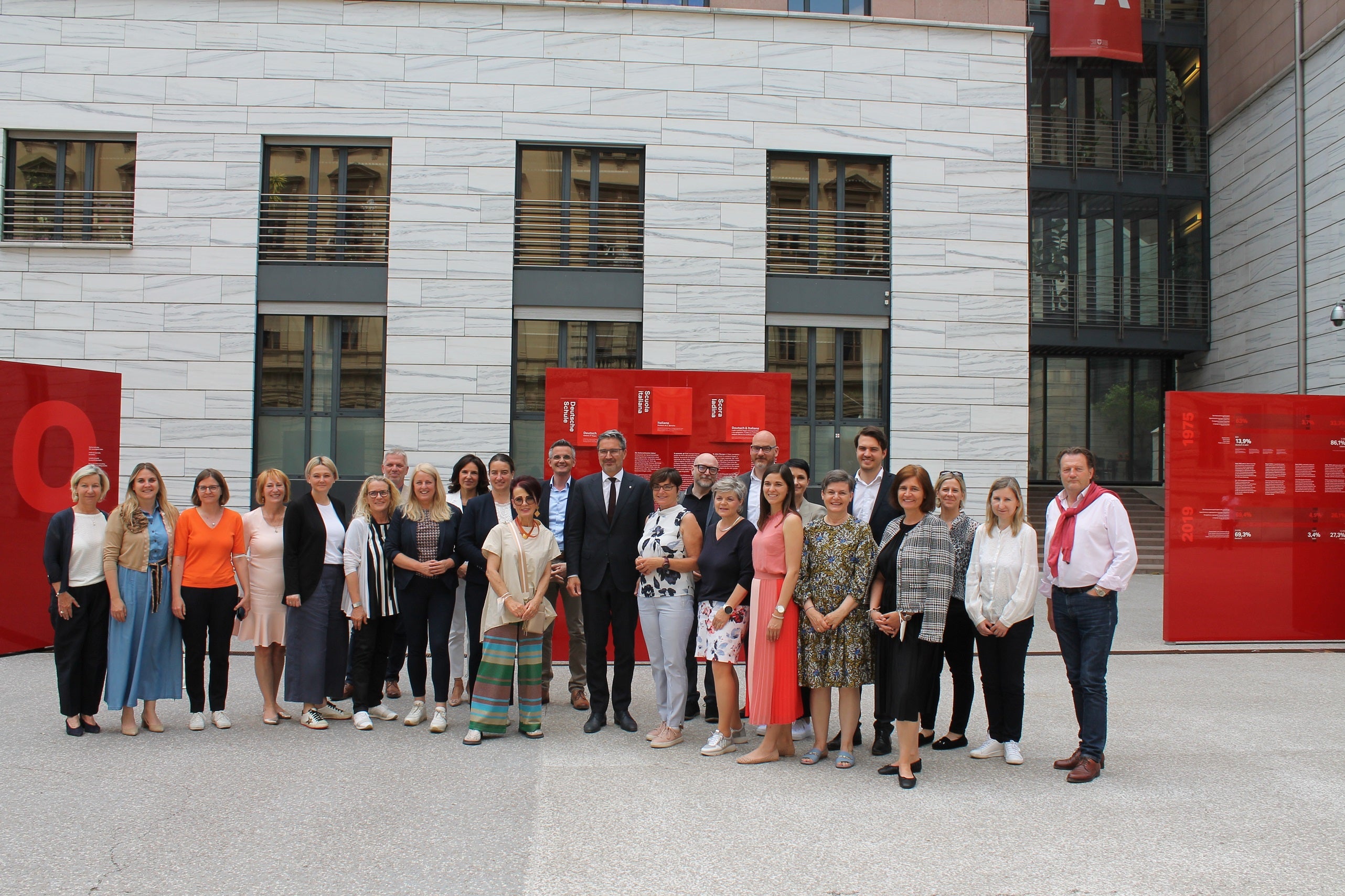 Die geschlechtsspezifische Erforschung und Behandlung von Krankheiten war Inhalt eines Austauschtreffens in Bozen. Im Bild die Delegation des Kärntner Landtags mit LH Kompatscher und Vertretenden der Landesverwaltung, der Claudiana, des Südtiroler Sanitätsbetriebes und des Landesbeirates für Chancengleichheit. (Foto: LPA)