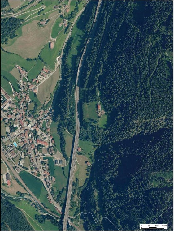 La circonvallazione mira a sgravare il centro abitato di Colle Isarco dal traffico veicolare e a migliorare la qualità della vita della popolazione. La Giunta ha avviato la procedura di modifica dei piani urbanistici di Brennero e Vipiteno. (Foto: Ufficio Pianificazione territoriale e cartografia)
