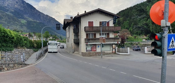 In Partschins soll der Kreuzungsbereich der SS 38 verbessert und sicherer werden (Foto: LPA/Amt für Straßenbau West)