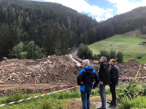 Bevölkerungsschutzlandesrat Schuler, Landeshauptmann Kompatscher, Bürgermeister Alber heute Abend beim Lokalaugenschein nach dem Starkregen im Pflerschtal vor zwei Tagen (Foto: LPA/Cecilia Miribung)