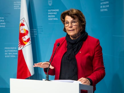 L'assessora Maria Hochgruber Kuenzer nel corso della conferenza stampa odierna (Foto: ASP/Fabio Brucculeri)