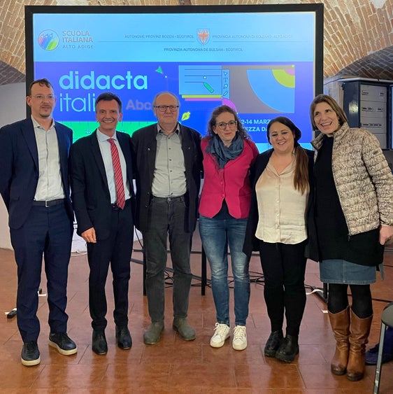 La delegazione della scuola italiana dell'Alto Adige alla Fiera Didacta di Firenze. Nella foto (da sinistra) il direttore del Servizio provinciale di valutazione Terence Leone, il sovrintendente Vincenzo Gullotta, Giorgio Bolondi, docente di Unibz, le ricercatrici di Indire Serena Greco e Francesca Storai e la docente Silvia Sartori. (Foto: USP)
