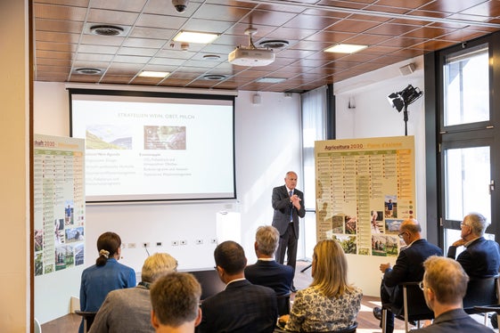 Der Landwirtschaftslandesrat und der Obmann des Südtiroler Bauernbundes Leo Tiefenthaler (stehend) stellten den Aktionsplan und die Projekte vor. (Foto: LPA/Tiberio Sorvillo)