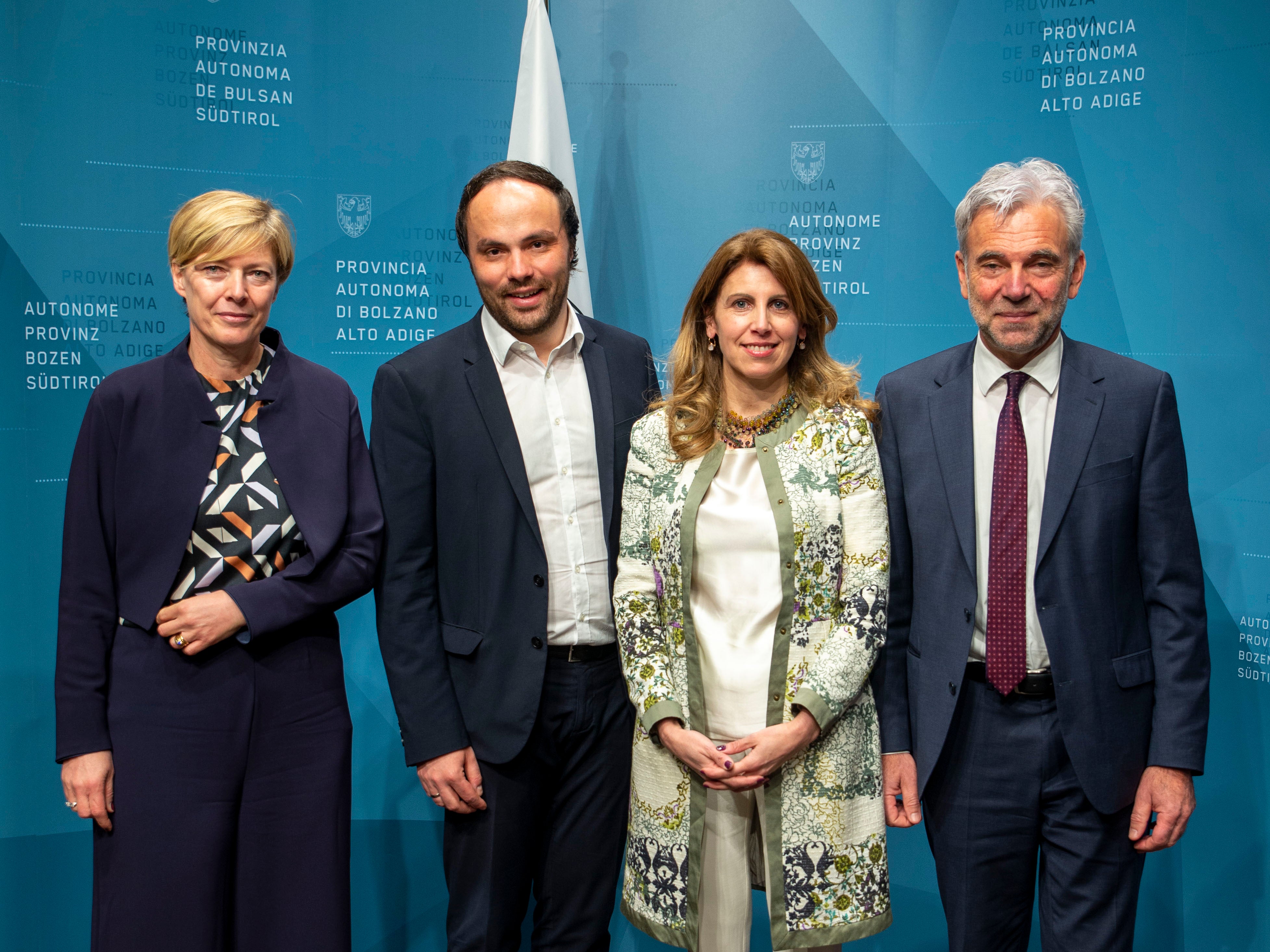 Le linee guida per le nuove misure di promozione dell'imprenditoria femminile sono state presentate oggi (da sinistra) dalla direttrice della Ripartizione economia Manuela Defant, dall'assessore provinciale Philipp Achammer, dall'imprenditrice Marina Rubatscher Crazzolara e dall'assessore provinciale Arnold Schuler (Foto: ASP/Fabio Brucculeri)
