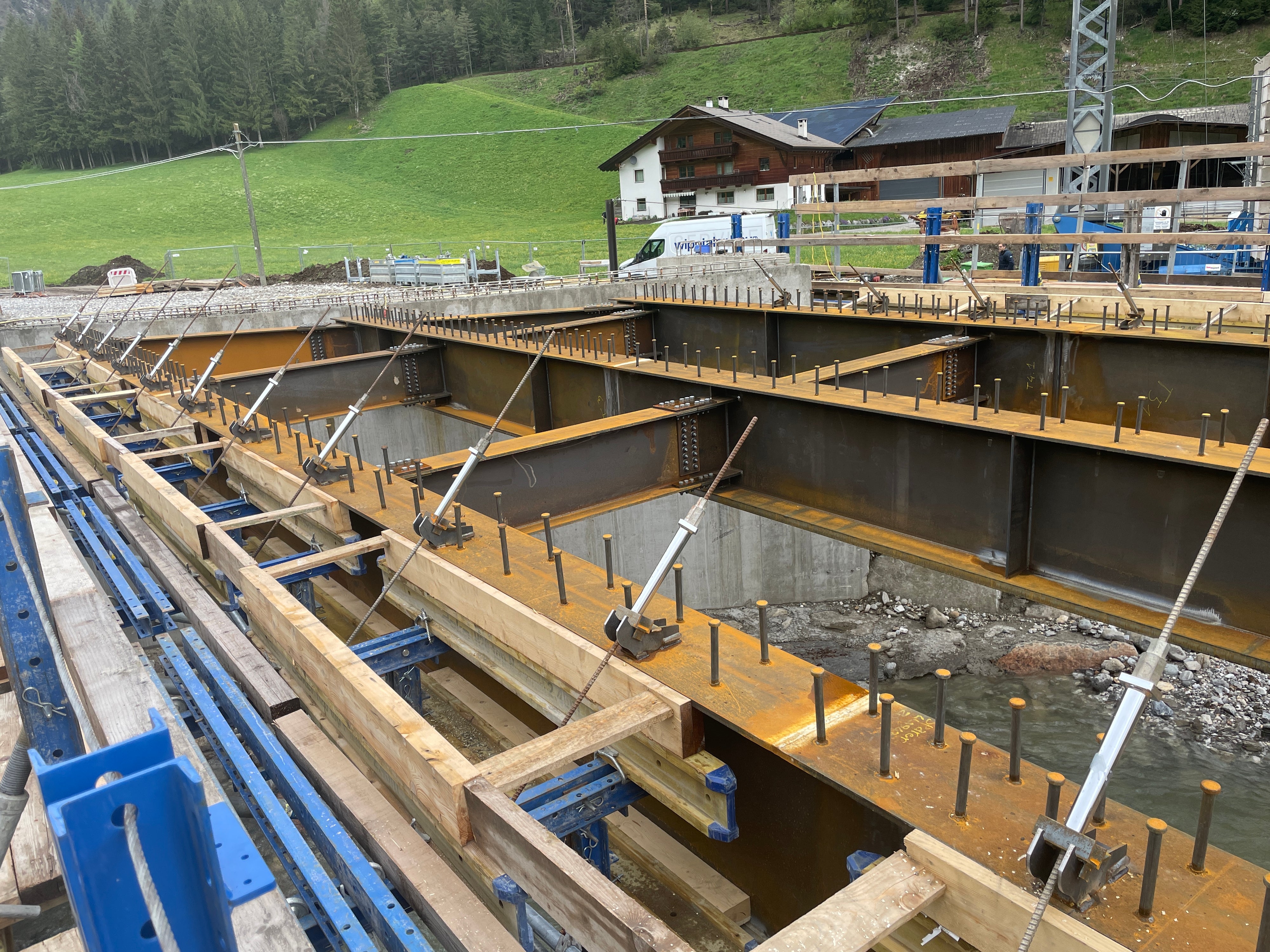Die neue Brücke auf der Landesstraße in Pflersch wird stabiler als die alte und kann auch von schweren Fahrzeugen befahren werden, für die bisher ein Durchfahrtsverbot galt. (Foto: LPA/Landesabteilung Tiefbau)