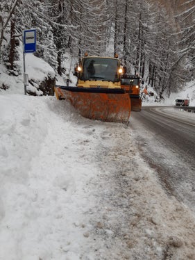I dipendenti del Servizio Strade hanno fatto in modo che le strade fossero di nuovo percorribili e che le fermate degli autobus rimanessero accessibili (Foto: Agenzia per la protezione civile / Servizio Strade) 