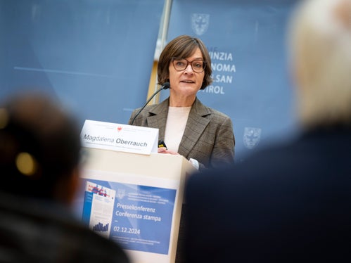 Magdalena Oberrauch, Direktorin des Amtes für Arbeitsmarktintegration, gab zu bedenken, dass die Arbeitsvermittlung mit zunehmendem Alter schwieriger wird. (Foto: LPA/Fabio Brucculeri)