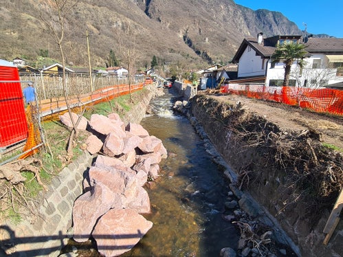 Die Bauarbeiten im Aschlerbach in Gargazon haben im Herbst vergangenen Jahres begonnen. (Foto: LPA/Landesamt für Wildbach- und Lawinenverbauung Süd in der Agentur für Bevölkerungsschutz)