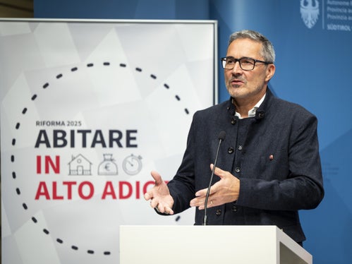 “L'accessibilità degli alloggi è uno dei temi centrali di questa legislatura e nel programma di coalizione abbiamo sancito che faremo grandi sforzi per rendere nuovamente accessibili gli alloggi alla popolazione locale in Alto Adige”, così il presidente della Provincia e assessore alle Finanze Arno Kompatscher. (Foto: USP/Fabio Brucculeri)