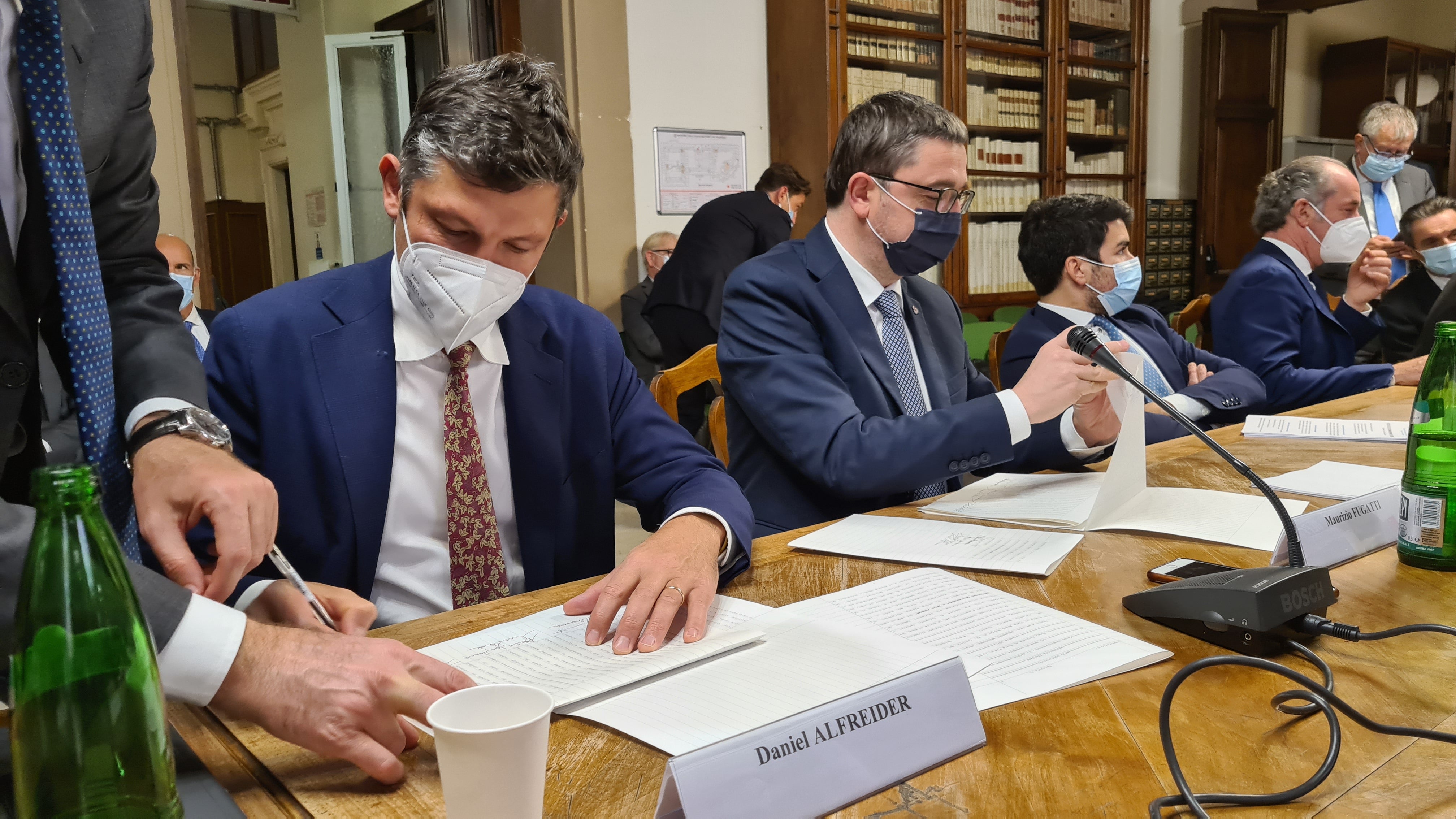 Le vizepresidënt Daniel Alfreider tratan la firma dl at de costituziun dla sozieté nöia “Infrastrutture Milano Cortina 2020 – 2026 SpA”. (Foto: USP/Davide Cordua)