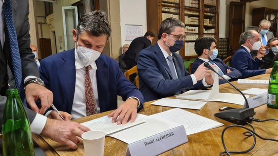 Le vizepresidënt Daniel Alfreider tratan la firma dl at de costituziun dla sozieté nöia “Infrastrutture Milano Cortina 2020 – 2026 SpA”. (Foto: USP/Davide Cordua)