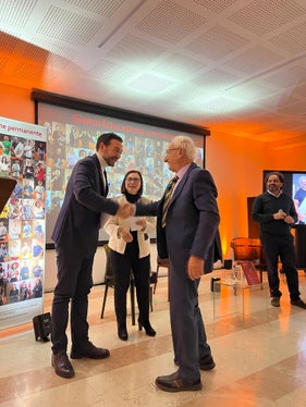 Il vicepresidente Marco Galateo premia uno dei docenti nel corso della giornata celebrativa al Trevilab. Il ventesimo anniversario dell'ADEP non è solo una celebrazione storica, ma il riconoscimento tangibile dell'impegno profuso dalla Provincia di Bolzano nel garantire standard elevati per la formazione degli adulti, ha detto Galateo. (Foto: USP) 