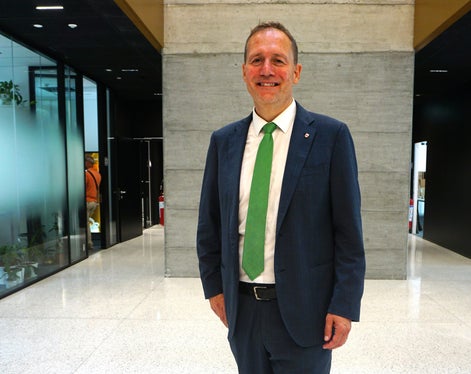 L'assessore Massimo Bessone all'interno del nuovo palazzo della Ripartizione persone, luogo in cui si è tenuta oggi (24 luglio) la conferenza stampa de suo mandato (Foto: ASP/Igor Cocca)