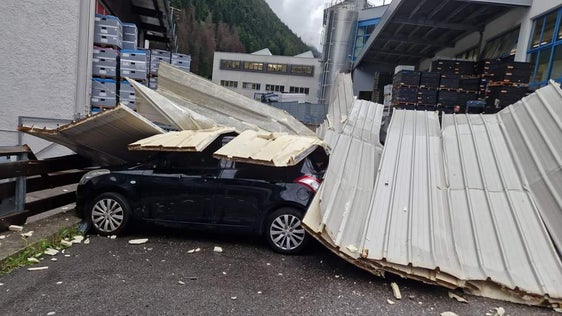 Der starke Wind war vor allem für die Schäden infolge des Gewitters verantwortlich: Alles, was nicht niet- und nagelfest war, hielt den Sturmböen von teils über 90 Stundenkilometern nicht gegen. (Foto: Freiwillige Feuerwehr Vahrn)