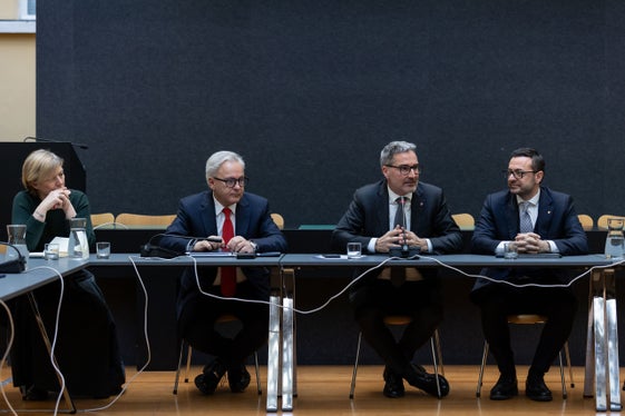 Da sinistra la direttrice della Ripartizione Sviluppo economico Manuela Defant, il segretario generale Eros Magnago, il presidente della Provincia autonoma di Bolzano Arno Kompatscher e l'assessore provinciale allo Sviluppo economico Marco Galateo. (Foto: USP/Lucia Rose Buffa)