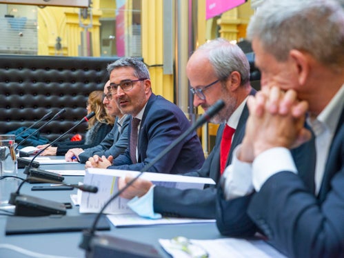 Die Vertreterinnen und Vertreter der Privatkliniken hatten die Möglichkeit, für sie relevante Themen mit Landeshauptmann Kompatscher (im Bild l. mit dem Generaldirektor des Südtiroler Sanitätsbetriebs Florian Zerzer) zu besprechen. (Foto: LPA/ Fabio Brucculeri)
