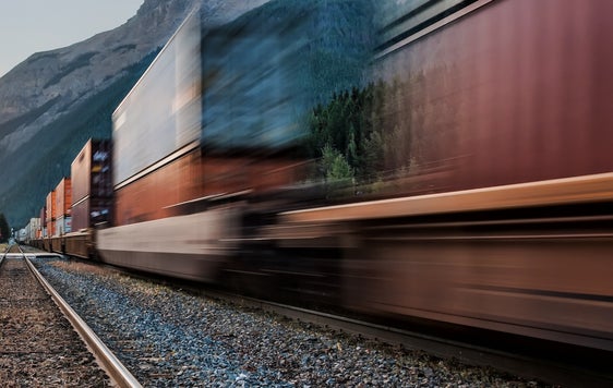 Ein interregionales Gremium soll Maßnahmen für effizientere und nachhaltigere Logistik&nbsp;im Nord-Osten Italiens aufeinander abstimmen und vor allem die Verlagerung von Warenverkehr&nbsp;von der Straße auf die Schiene voranbringen. (Foto: Pexels)